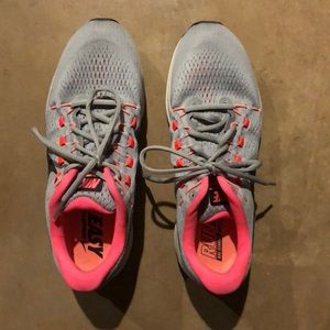 Nike Women’s Vomero Zoom Shoes Size 10.5